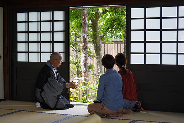 お寺の縁側で“縁”について考えてみる
